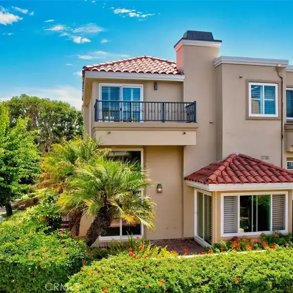 BEAUTIFUL TOWNHOME IN SEACLIFF ON THE GREENS