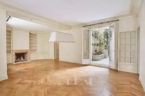 Elegant Ground-Floor Apartment in Prestigious Location