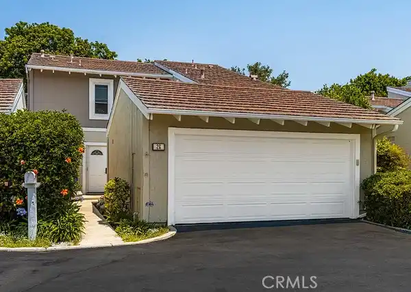 BEAUTIFULLY MAINTAINED 2-STORY TOWNHOUSE