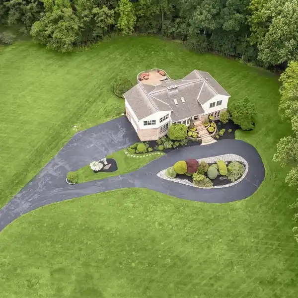 ELEGANT HOME WITH EXPANSIVE ENTERTAINING SPACES