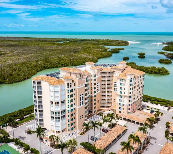PENTHOUSE CORNER UNIT WITH SPECTACULAR VIEWS