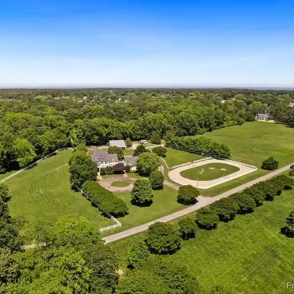 SOUTHERN LIVING EQUESTRIAN ESTATE WITH TOTAL PRIVACY