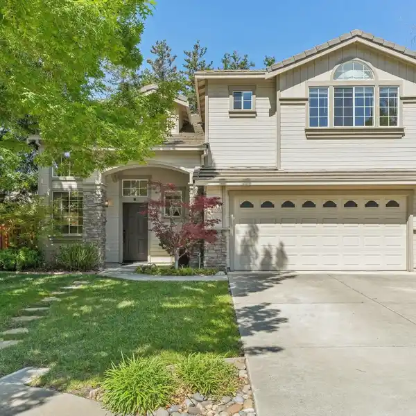 BEAUTIFULLY MAINTAINED RESIDENCE