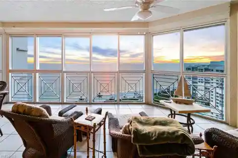 Beautiful Beachfront Unit with Spectacular Views