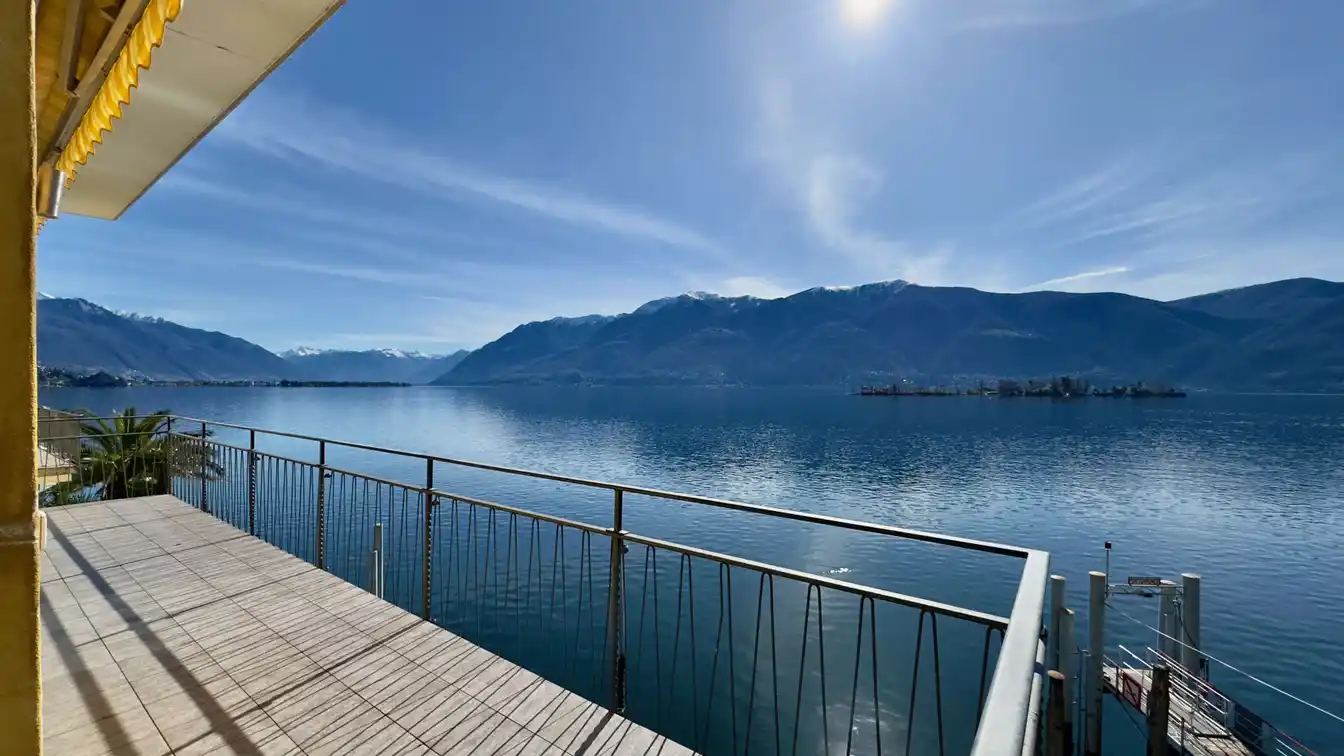 Bright Home with Direct Lake Access