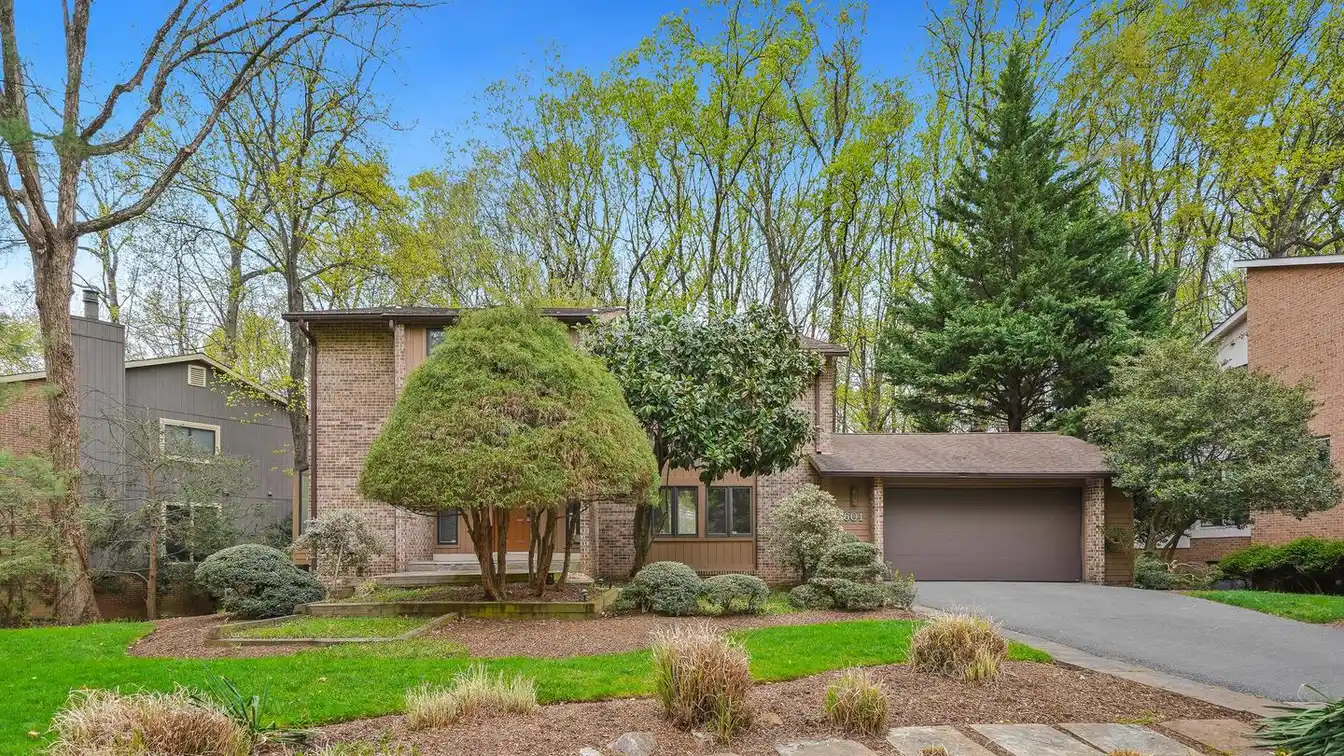 Light-filled Gem with Cathedral Ceilings
