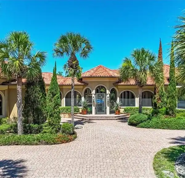 EXQUISITE SEVEN BEDROOM ESTATE