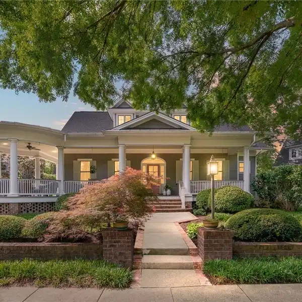 CHARMING SOUTHERN HOME WITH SCREENED PORCH BLISS