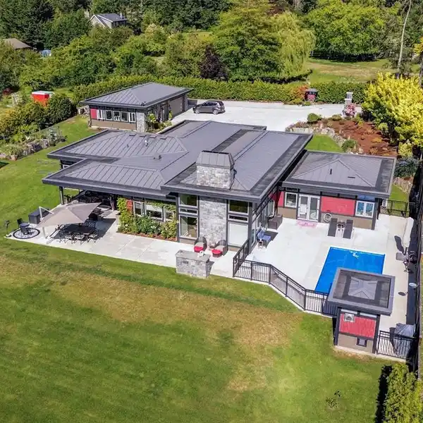 METICULOUSLY-BUILT HIGH-END RANCHER