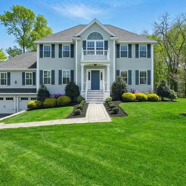 ELEGANT COLONIAL ON A CUL-DE-SAC