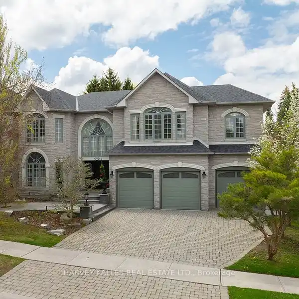 EXQUISITE CUSTOM RESIDENCE IN BOWAN ESTATES