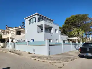 Modernized Villa with Pool Walking Distance to the Beach