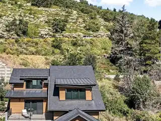 Mountain Comfort with Modern Design