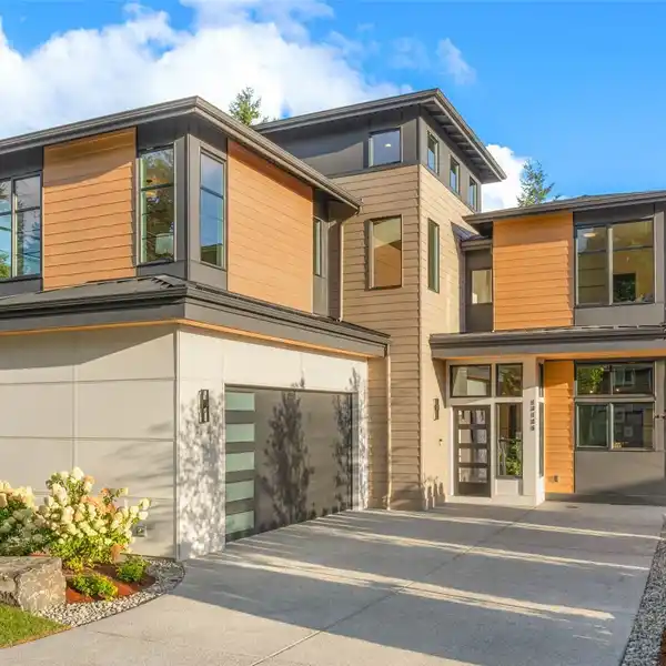 LIGHT-FILLED LUXURY HOME IN EXCLUSIVE TROVE