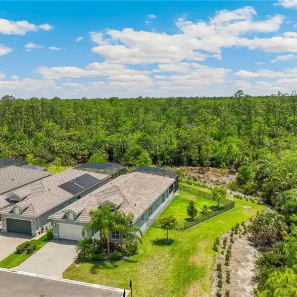 EXCEPTIONAL RESIDENCE ON AN OVERSIZED LOT