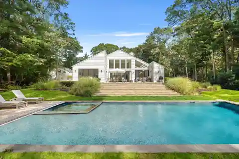 Wonderful Contemporary Home Located Near East Hampton Village