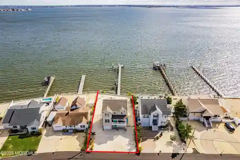 Coastal Luxury in This Beach-Chic Home