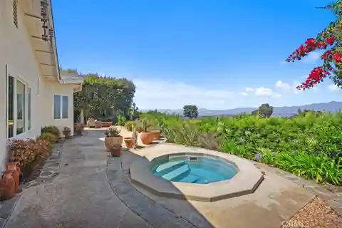 Single-Level Luxury with Epic Mountain Views