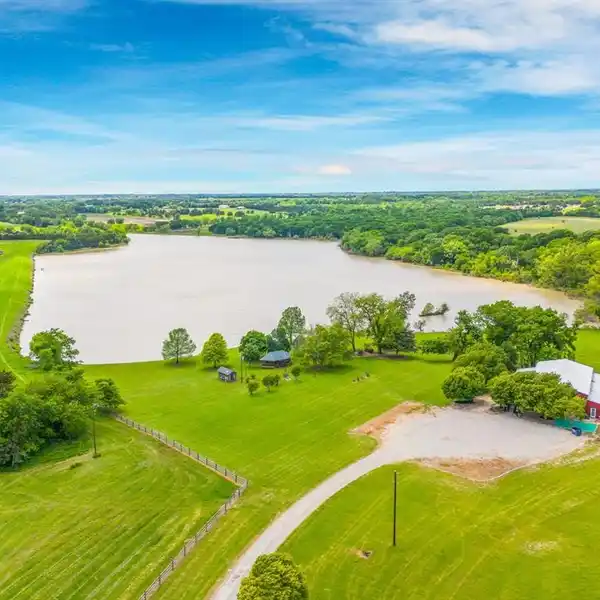 SPRAWLING 63-ACRE RANCH