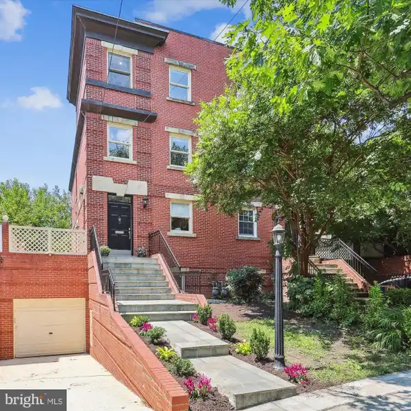 IDEAL SEMI-DETACHED TOWNHOME