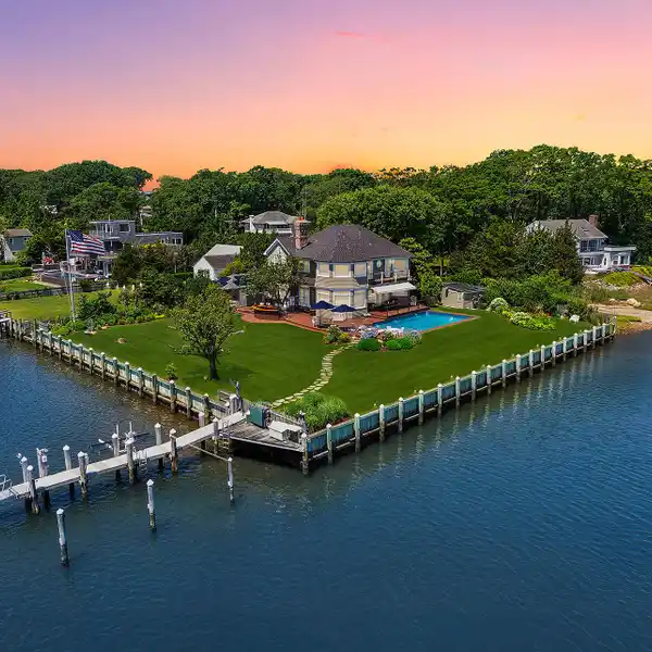WATERFRONT BOATERS' PARADISE ESTATE WITH SUNSET VIEWS