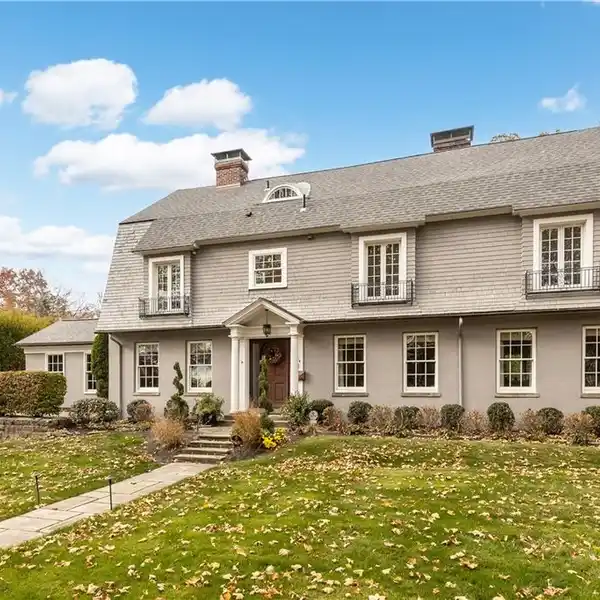MAGNIFICENT HOME IN PRIME LOCATION