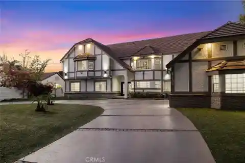 Elegantly Remodeled Estate in Sherwood Forest