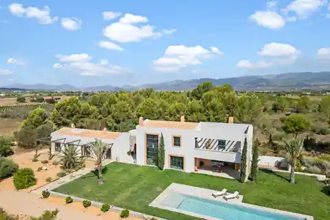 Modern and Comfortable Luxury Country House in Santa María Del Camí