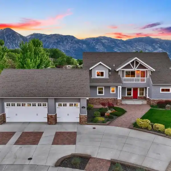 AN ARCHITECTURALLY STUNNING HOME WITH UNDERSTATED ELEGANCE