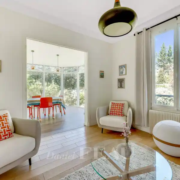SPACIOUS PROPERTY WITH GARAGE AND STUDIO