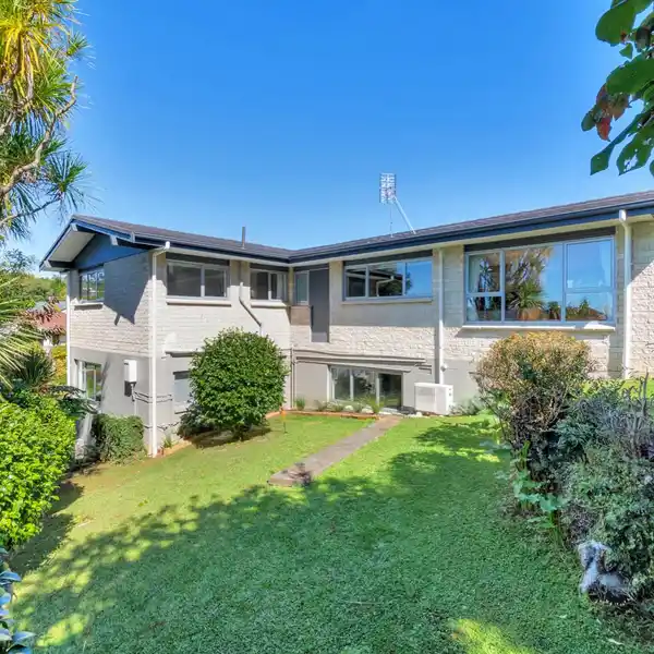 COASTAL ELEGANCE WITH FAMILY COMFORT