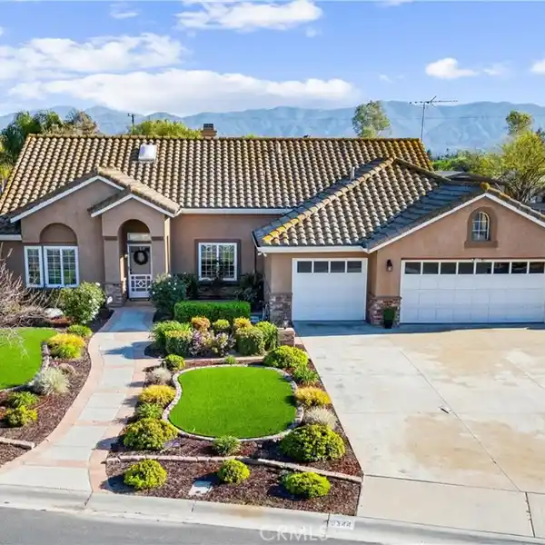 BEAUTIFULLY UPGRADED PEPPERWOOD RANCH HOME