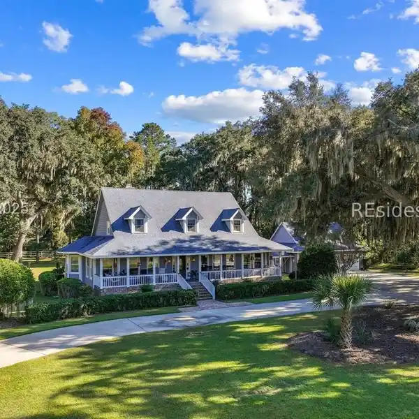 LOW COUNTRY CHARM ON EXPANSIVE ESTATE GROUNDS