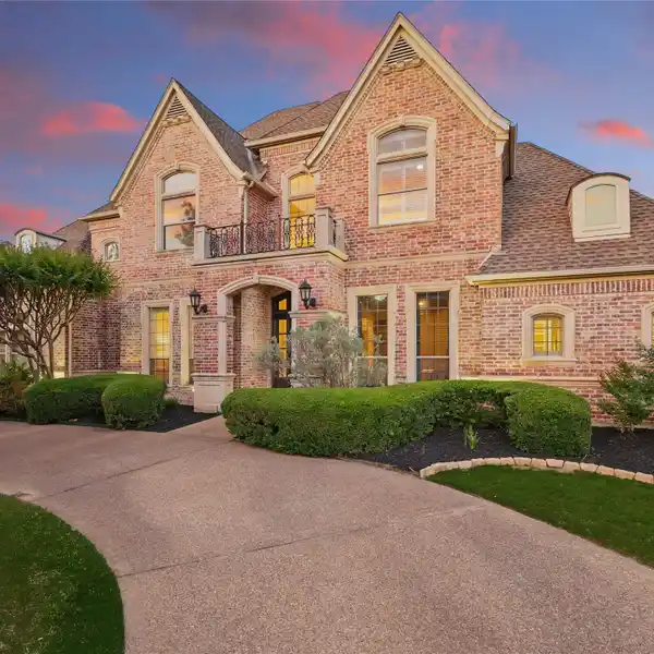 ELEGANT MONTICELLO ESTATE WITH RESORT-STYLE BACKYARD