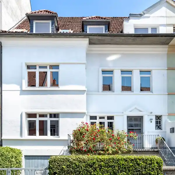 STYLISH CITY VILLA WITH A LARGE GARDEN