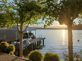 West-facing Lake Washington Retreat