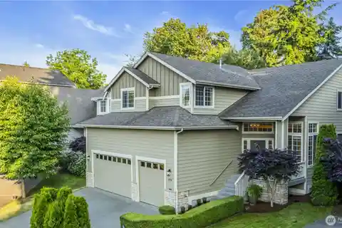 Beautifully Maintained Contemporary Home on a Private Cul-De-Sac