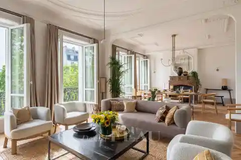 Magnificent Dual-Aspect Apartment