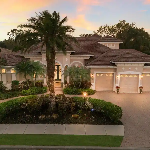 STUNNING CUSTOM HOME IN COVETED LAKEWOOD RANCH GOLF & COUNTRY CLUB