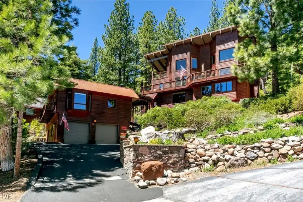 Mountain Retreat with Lake Views