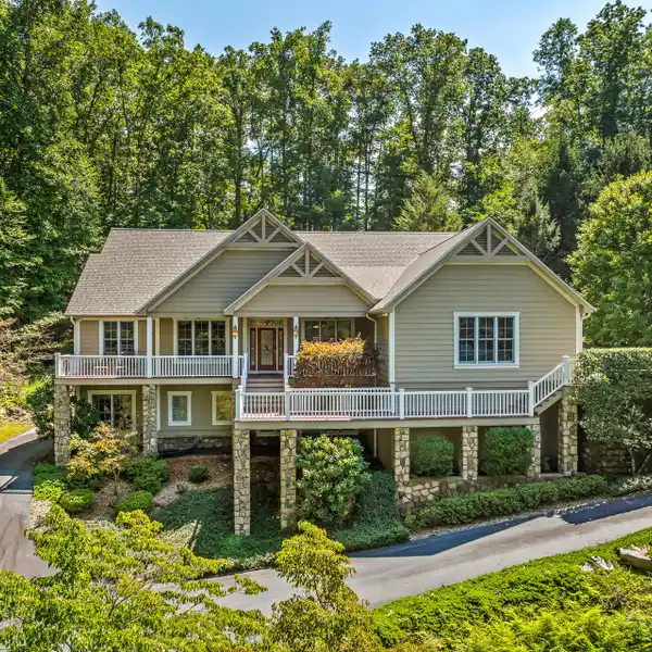 COMFORTABLY ELEGANT MOUNTAIN ESTATE