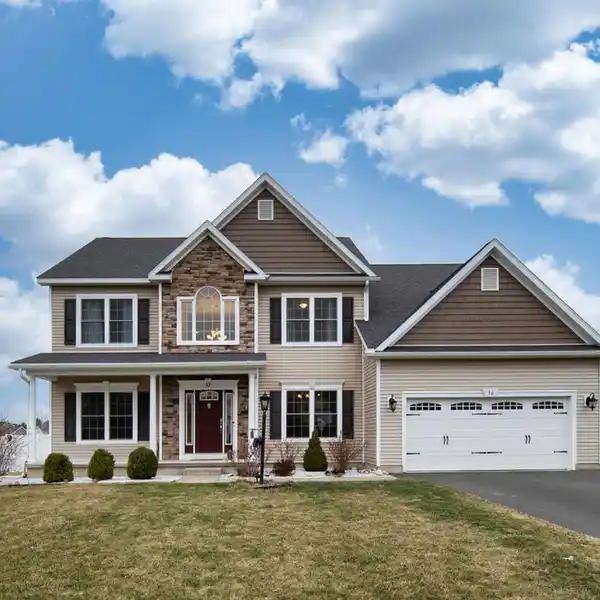 METICULOUSLY MAINTAINED CUSTOM COLONIAL