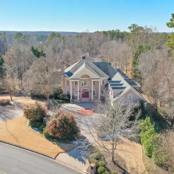 EXPANSIVE METICULOUSLY DESIGNED LUXURY ESTATE
