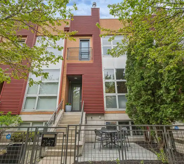 EXCEPTIONAL TOWNHOME IN BUCKTOWN