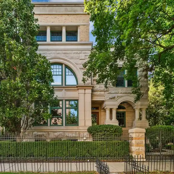 GORGEOUS LUXURY HOME ON A TRIPLE LINCOLN PARK LOT