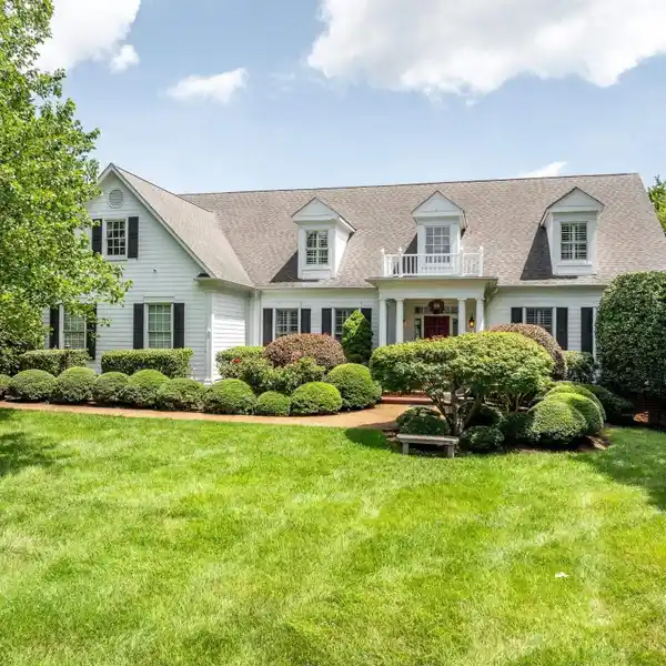 EXQUISITE HOME IN A PICTURESQUE SETTING
