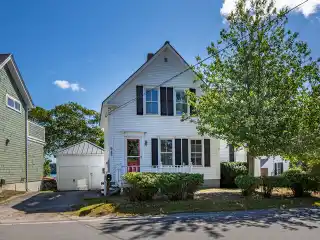 Classic New Englander in Cundy’s Harbor Village