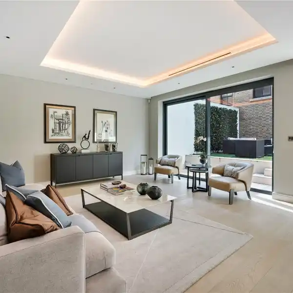 EXPANSIVE TOWNHOUSE BLENDING TIMELESS DESIGN WITH MODERN CONVENIENCE
