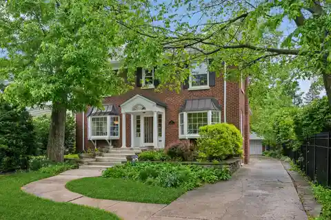 Beautifully Bright Home in Prime River Forest