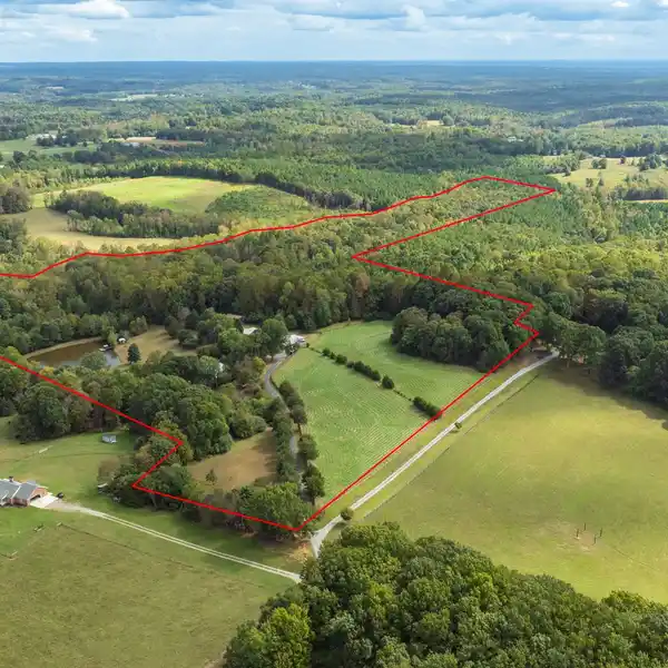 PRIVATE FARM ESTATE WITH STOCKED LAKE AND BARN